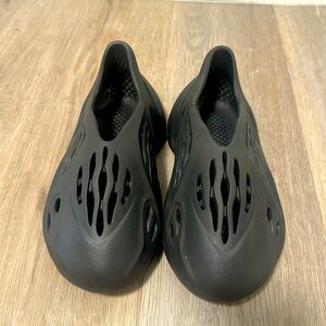 Women’s Size 8 Yeezy Foam Runners black
